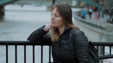 Yansıtıcı bir kız portresi