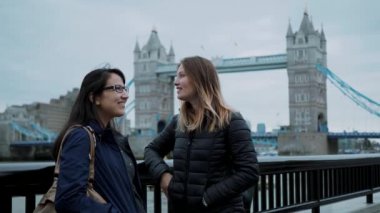 Londra - bir turistik gezi üzerinde iki arkadaş ziyaret