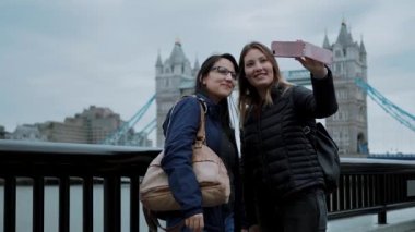 Kızlar selfies bir şehir gezisi sırasında Londra'ya olun