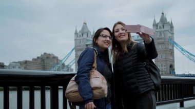 Alarak fotoğraf ya da selfies Tower Bridge Londra