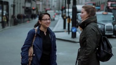 İki kız Londra ziyaret edin ve gezi ve gezi keyfini çıkarın