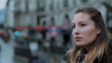 Genç yirmi yaşındaki kadın - ateş yakından