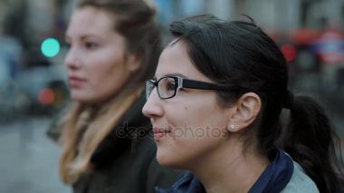 Genç yirmi yaşındaki kadın - ateş yakından