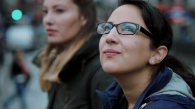 Genç yirmi yaşındaki kadın - ateş yakından