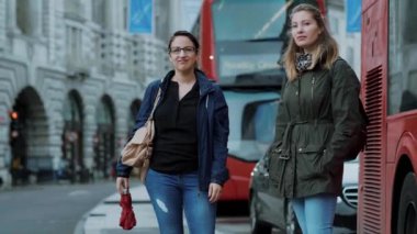 Londra'ya bir gezi geziye iki kız arkadaşım