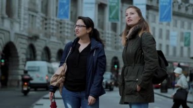 Londra - bir turistik gezi üzerinde iki arkadaş ziyaret