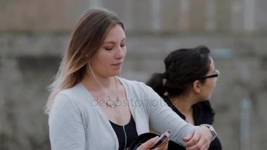 İki kız Londra Kulesi bir Duvara yaslanın