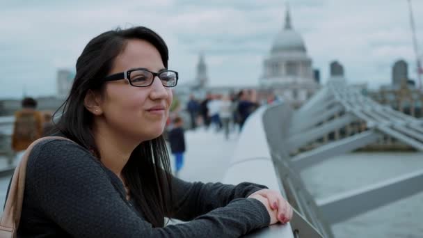 Young girl on a trip to London — Stock Video