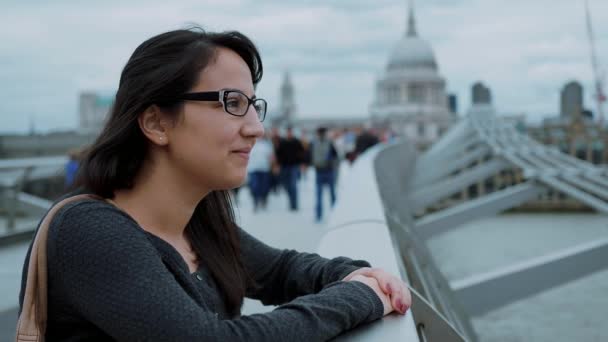 Joven mujer de veinte años - tiro de cerca — Vídeo de stock