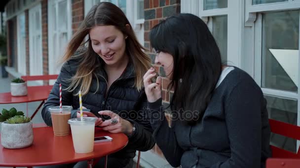 Disfrutando de las bebidas en un café de la calle — Vídeo de stock