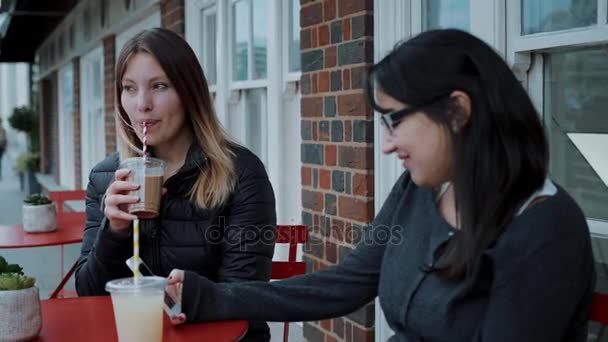 Les amis se rencontrent dans un café de rue — Video