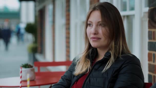 Young woman at a street cafe — Stock Video