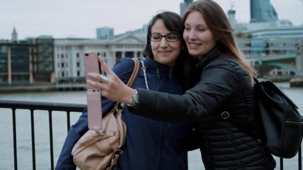 Tomando fotos a orillas del río Támesis en Londres — Vídeos de Stock