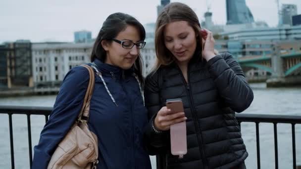 Taking photos at the banks of River Thames in London — Stock Video