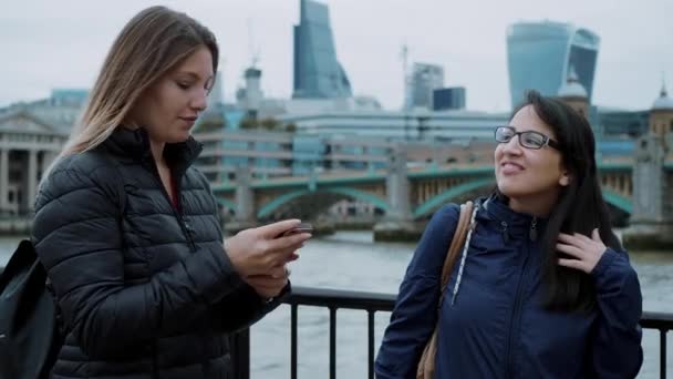 Two girlfriends on a sightseeing trip to London — Stock Video