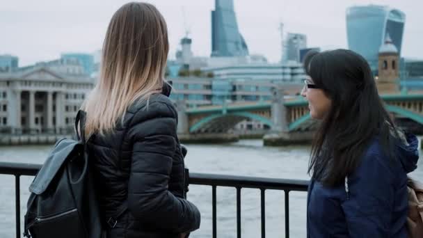 Two girls visit London and enjoy the trip and sightseeing — Stock Video