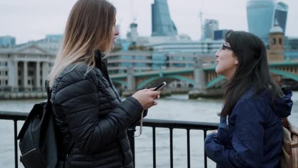 Een citytrip naar Londen - twee meisjes op sightseeing tour — Stockvideo