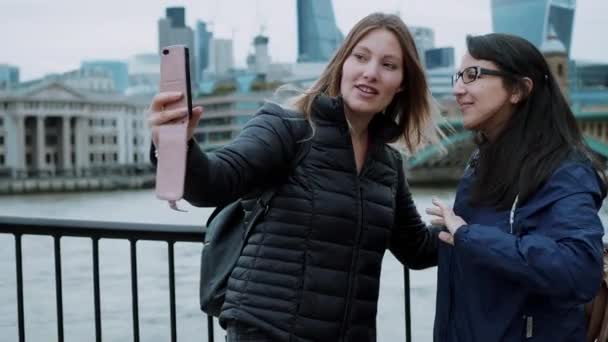 Tomando fotos a orillas del río Támesis en Londres — Vídeos de Stock