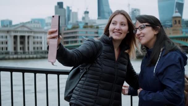 Flickor göra selfies under en resa till London — Stockvideo