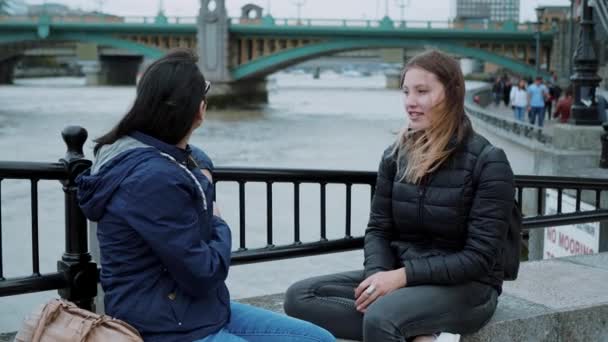 Two girlfriends on a sightseeing trip to London — Stock Video