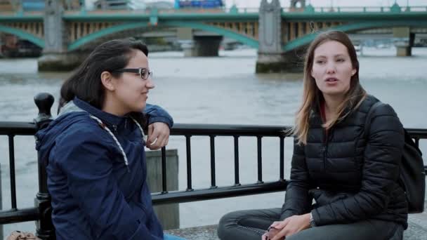 Uma viagem de cidade a Londres - duas meninas em passeio turístico — Vídeo de Stock