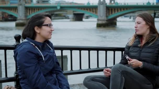 Två flickor besöka London och njut av resan och sightseeing — Stockvideo