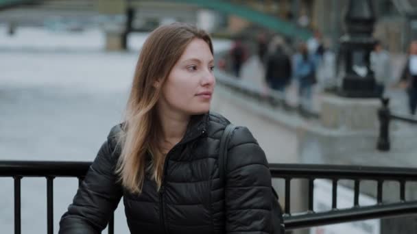 Gyönyörű fiatal nő egy londoni kirándulás — Stock videók