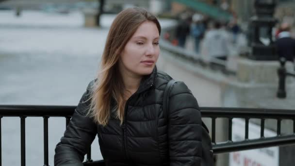Молода вдумлива жінка в місті — стокове відео