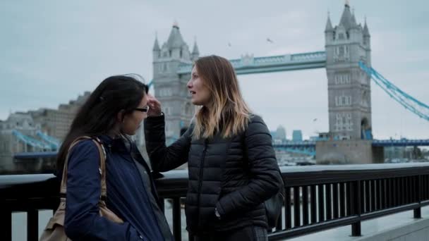 Londen - twee vrienden op een uitstapje — Stockvideo