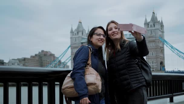 Λήψη φωτογραφιών ή selfies στο Tower Bridge London — Αρχείο Βίντεο