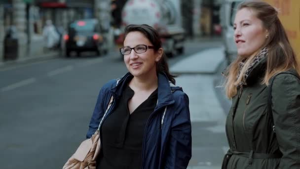 Besök London - två vänner på en sightseeingtur — Stockvideo