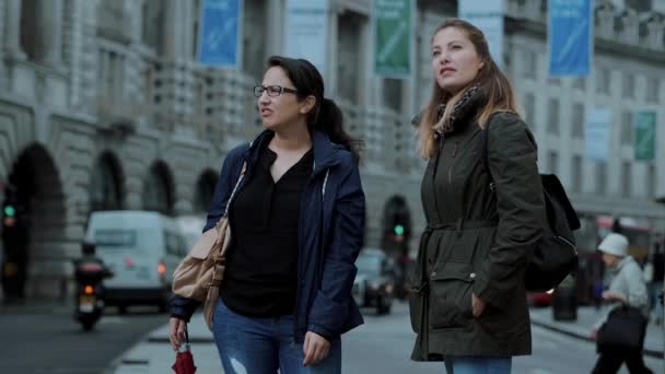 Visitar Londres - dos amigos en un viaje de turismo — Vídeo de stock