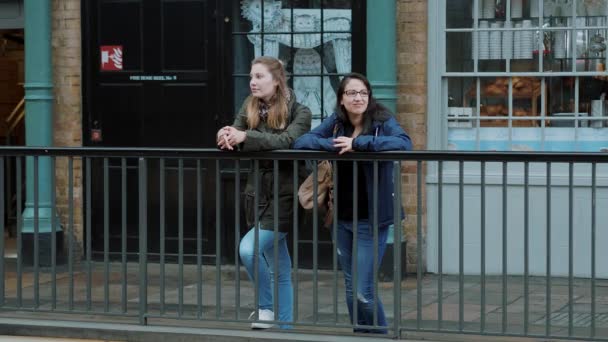 Duas meninas em Londres - city sightseeing — Vídeo de Stock