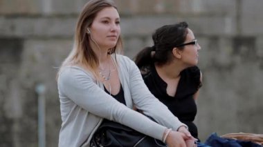 İki kız Londra Kulesi bir Duvara yaslanın