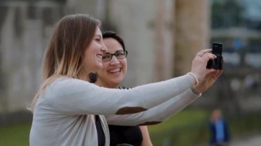 Kızlar selfies bir şehir gezisi sırasında Londra'ya olun