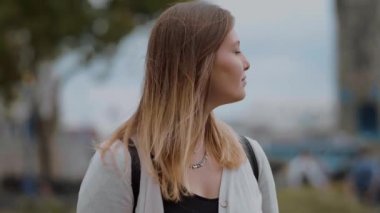 Londra'ya bir gezi genç güzel kadın