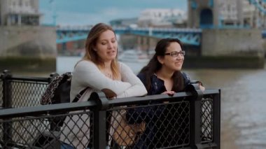 Londra - bir turistik gezi üzerinde iki arkadaş ziyaret