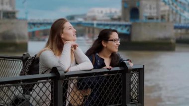 Londra - bir turistik gezi üzerinde iki arkadaş ziyaret