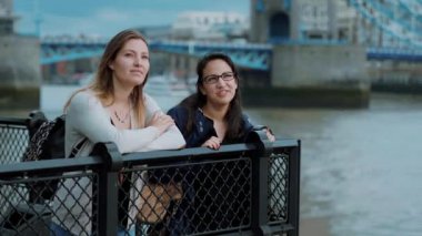 Londra - bir turistik gezi üzerinde iki arkadaş ziyaret