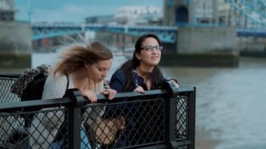 İki kız Londra ziyaret edin ve gezi ve gezi keyfini çıkarın