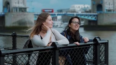 Londra'da iki kız arkadaşım iyi eğlenceler