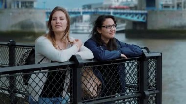 Londra'da iki kız arkadaşım iyi eğlenceler