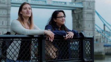 Tower Bridge Londra - Şehir gezisi adlı iki genç kadın
