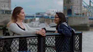 Tower Bridge Londra - Şehir gezisi adlı iki genç kadın