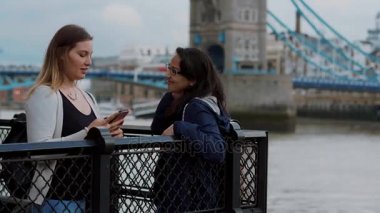 Tower Bridge Londra - Şehir gezisi adlı iki genç kadın