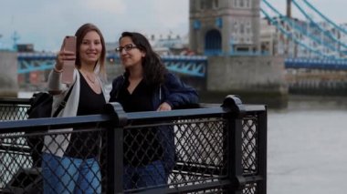 Londra - bir turistik gezi üzerinde iki arkadaş ziyaret