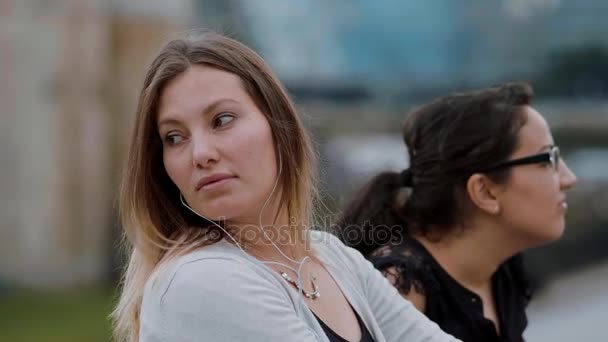 Ung vacker kvinna på en resa till London — Stockvideo