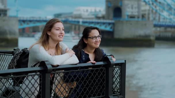 Due amiche si divertono a Londra — Video Stock