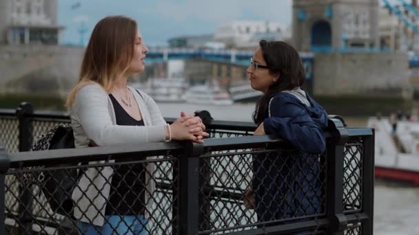 Две девушки веселятся в Лондоне — стоковое видео