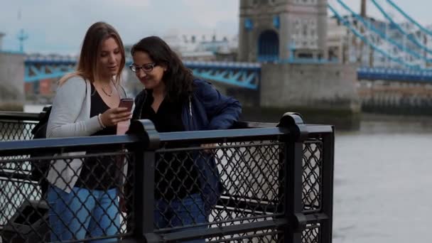 Посещение Лондона - два друга в экскурсионной поездке — стоковое видео